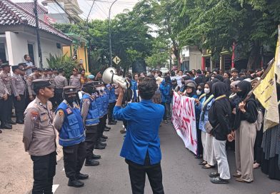 Polres Lamongan Laksanakan Pengamanan Aksi Penyampaian Pendapat di Muka Umum