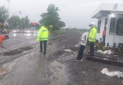 Polres Lamongan Siaga Atur Lalu Lintas dan Berikan Pelayanan di Tengah Hujan dan Kemacetan