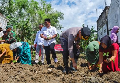 Kapolres Lamongan Laksanakan Pemanfaatan Pekarangan Pangan Bergizi (P2B) dan Serahkan Bantuan Bibit Guna Dukung Ketahanan Pangan Nasional